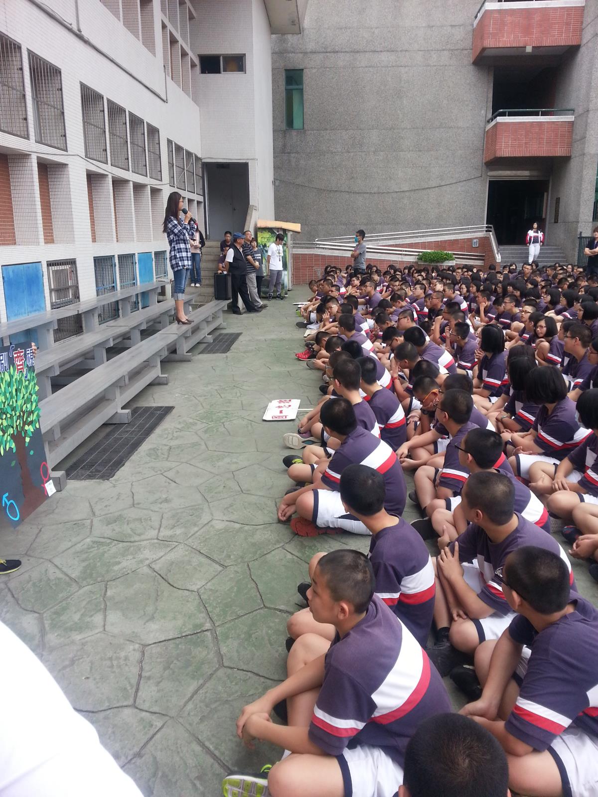 在台上宣導的導師,開新視窗