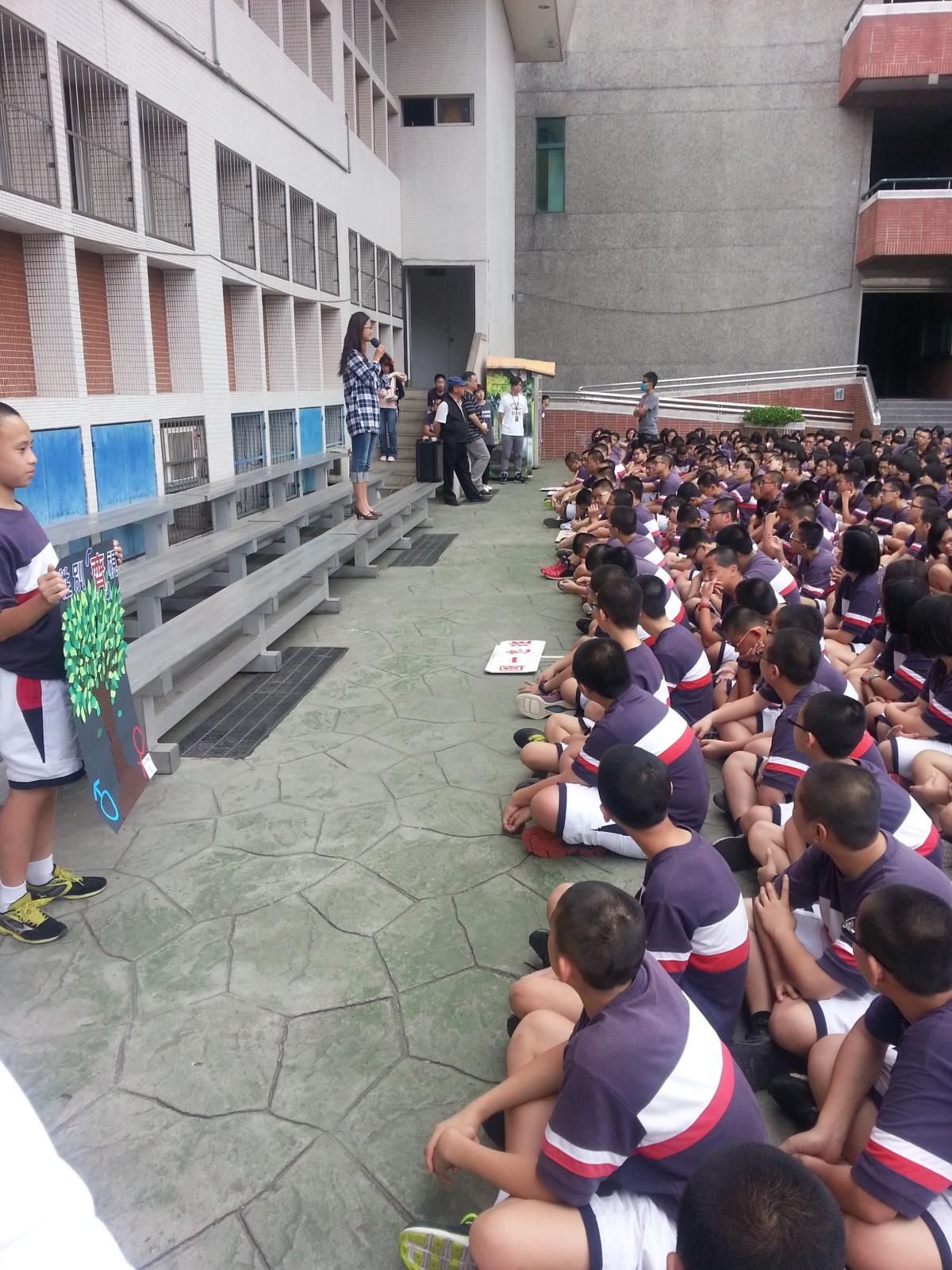 在台上宣導的導師,開新視窗