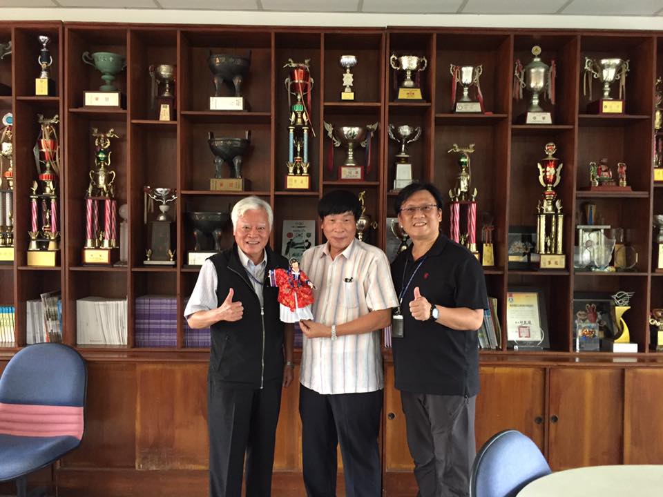 廖文和布袋戲團與校長程桂基合影,開新視窗