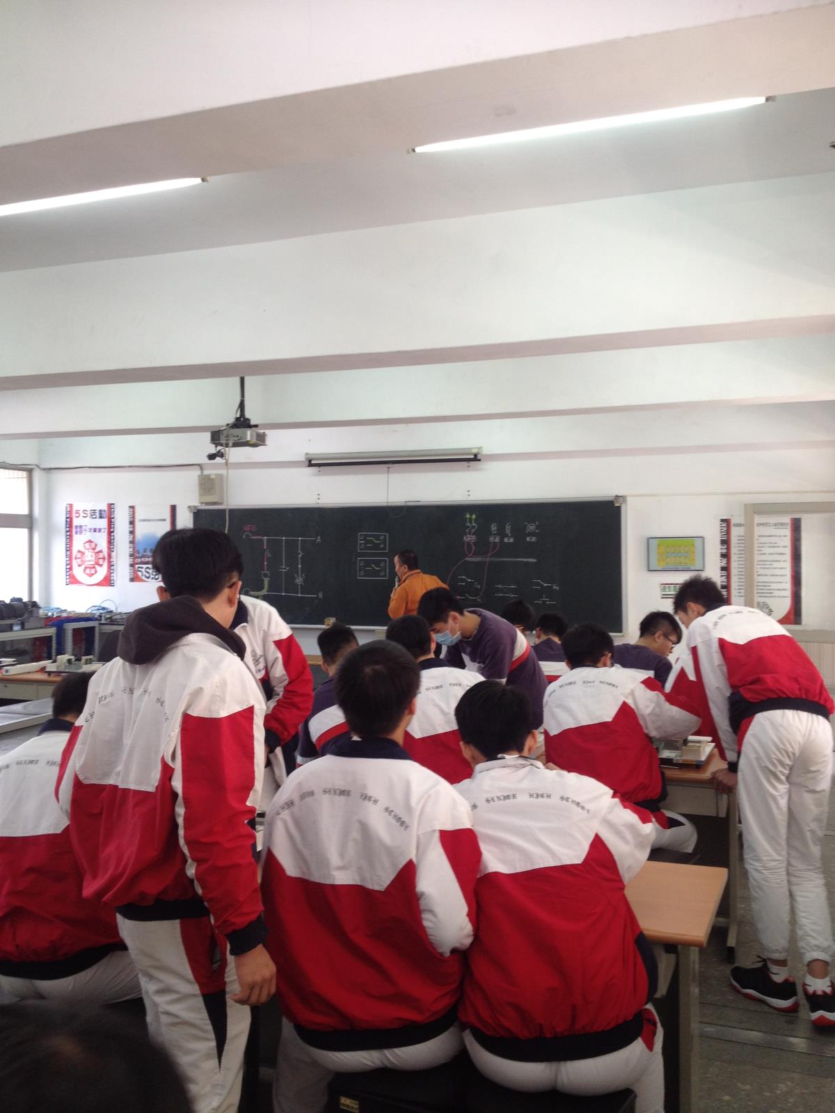 105.3.2職業試探課程| ,開新視窗