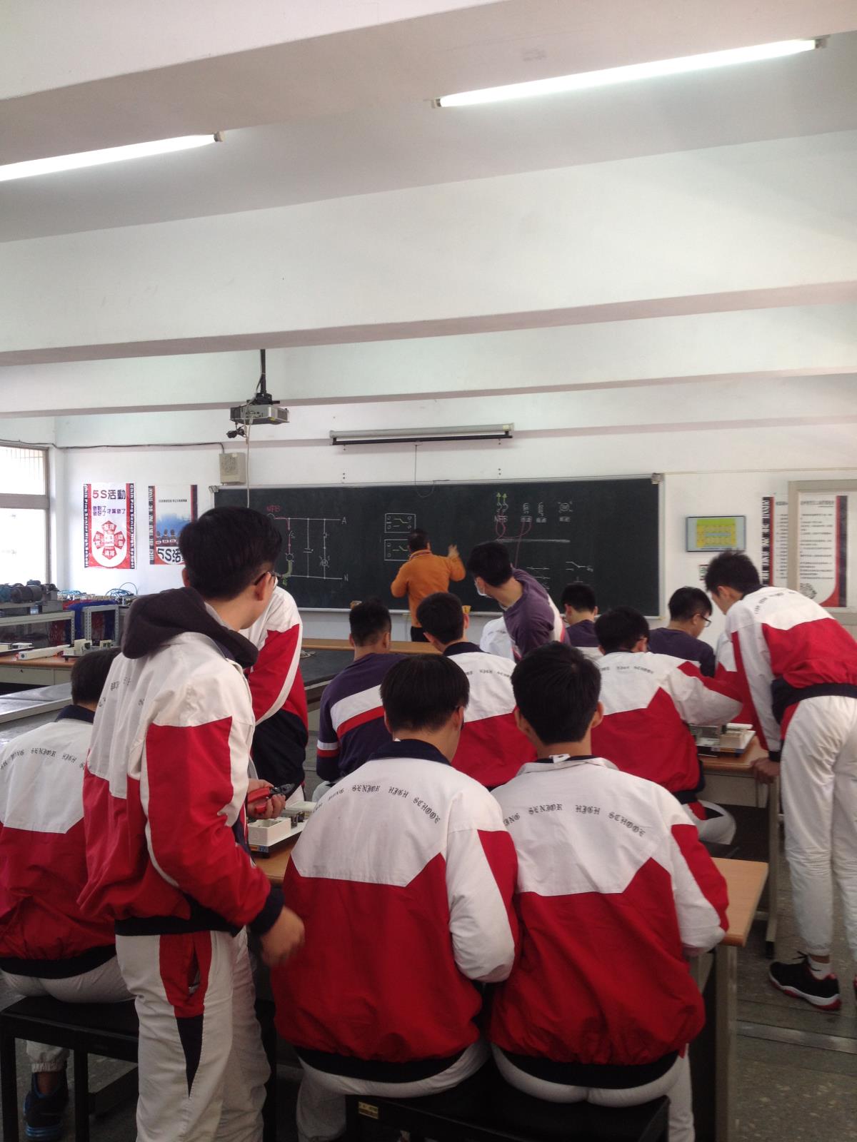 105.3.2職業試探課程| ,開新視窗