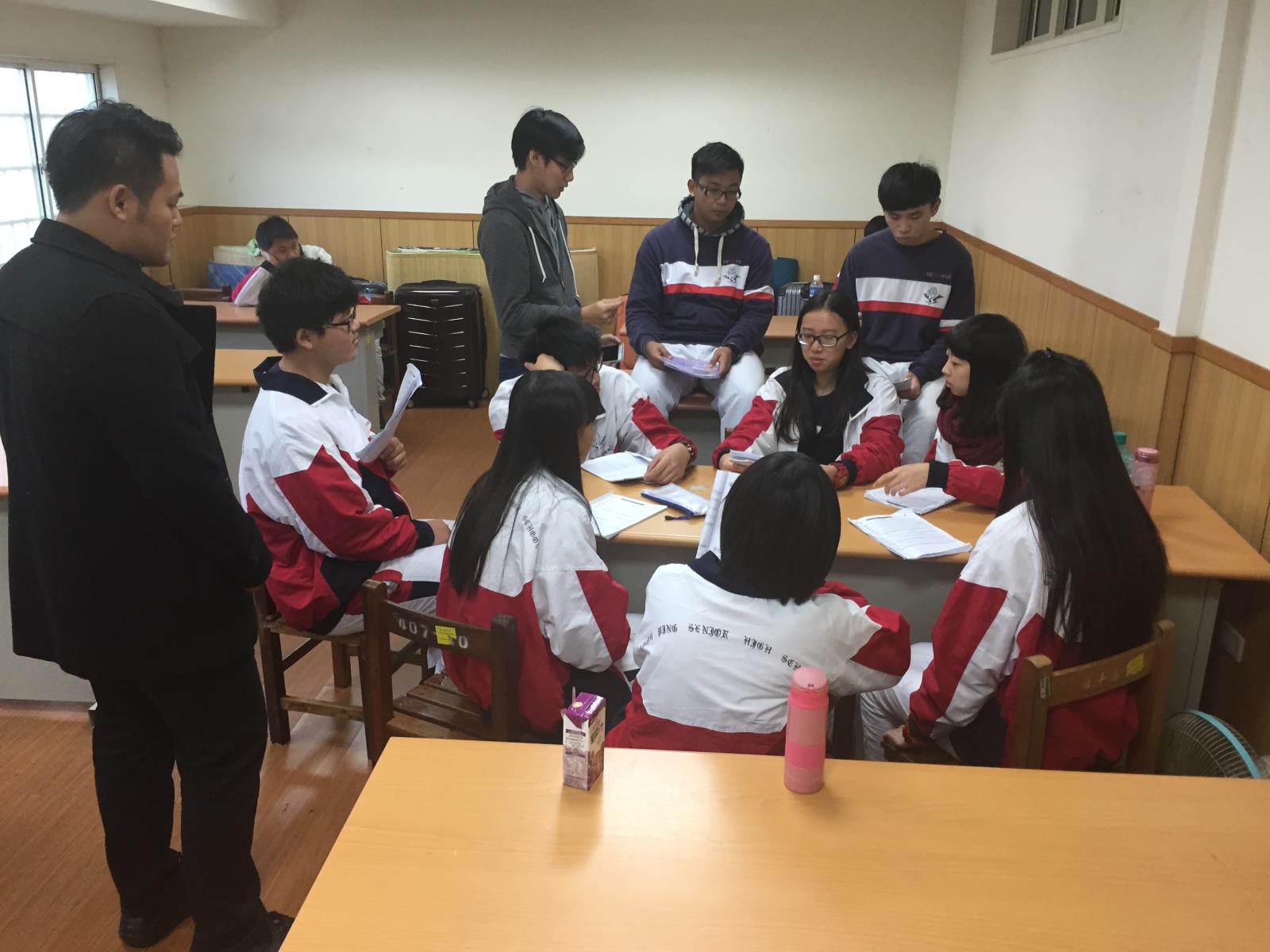 邀請問樂團潘絃融老師蒞校指導阿卡貝拉教學,開新視窗