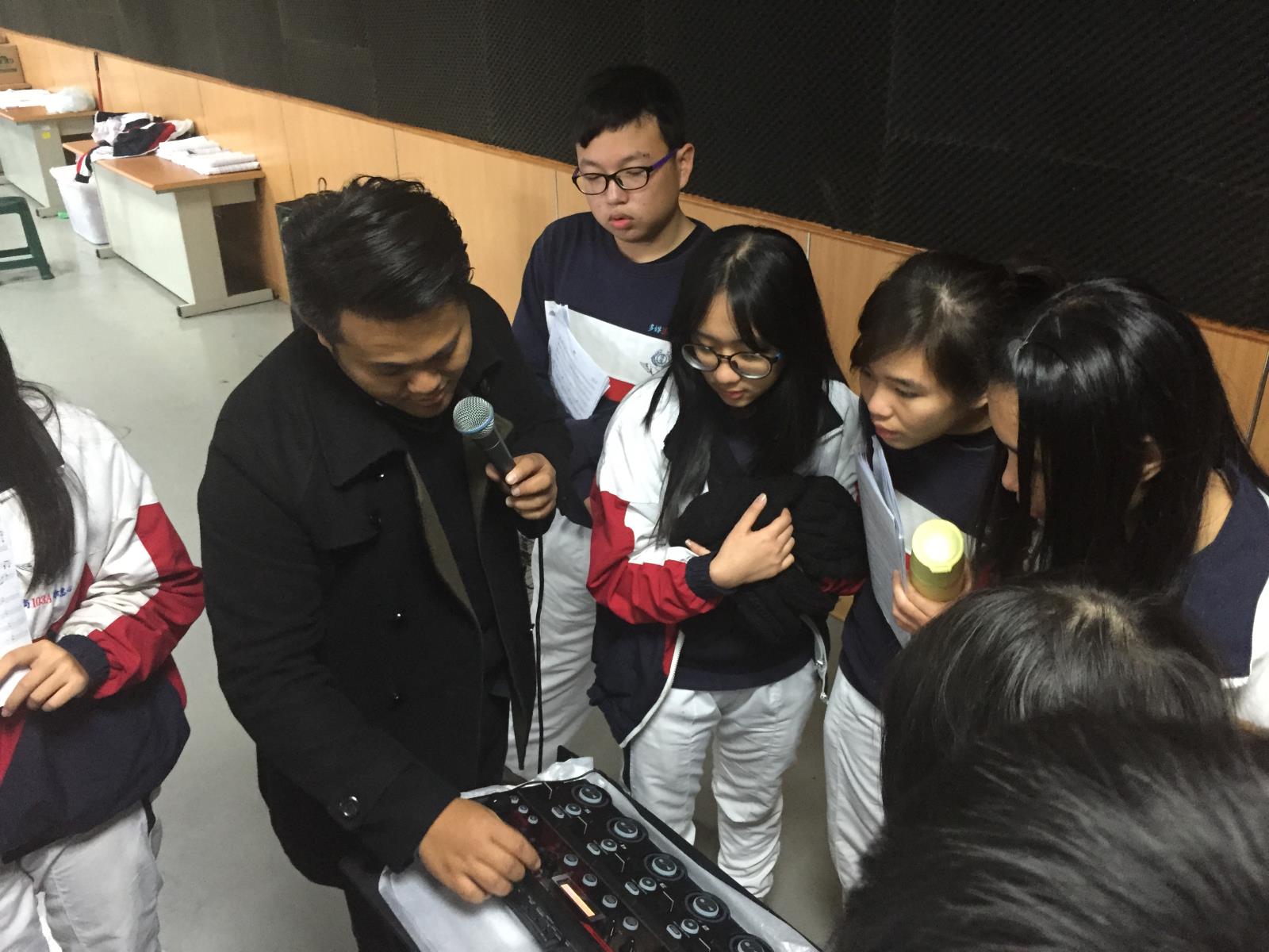 邀請問樂團潘絃融老師蒞校指導阿卡貝拉教學,開新視窗