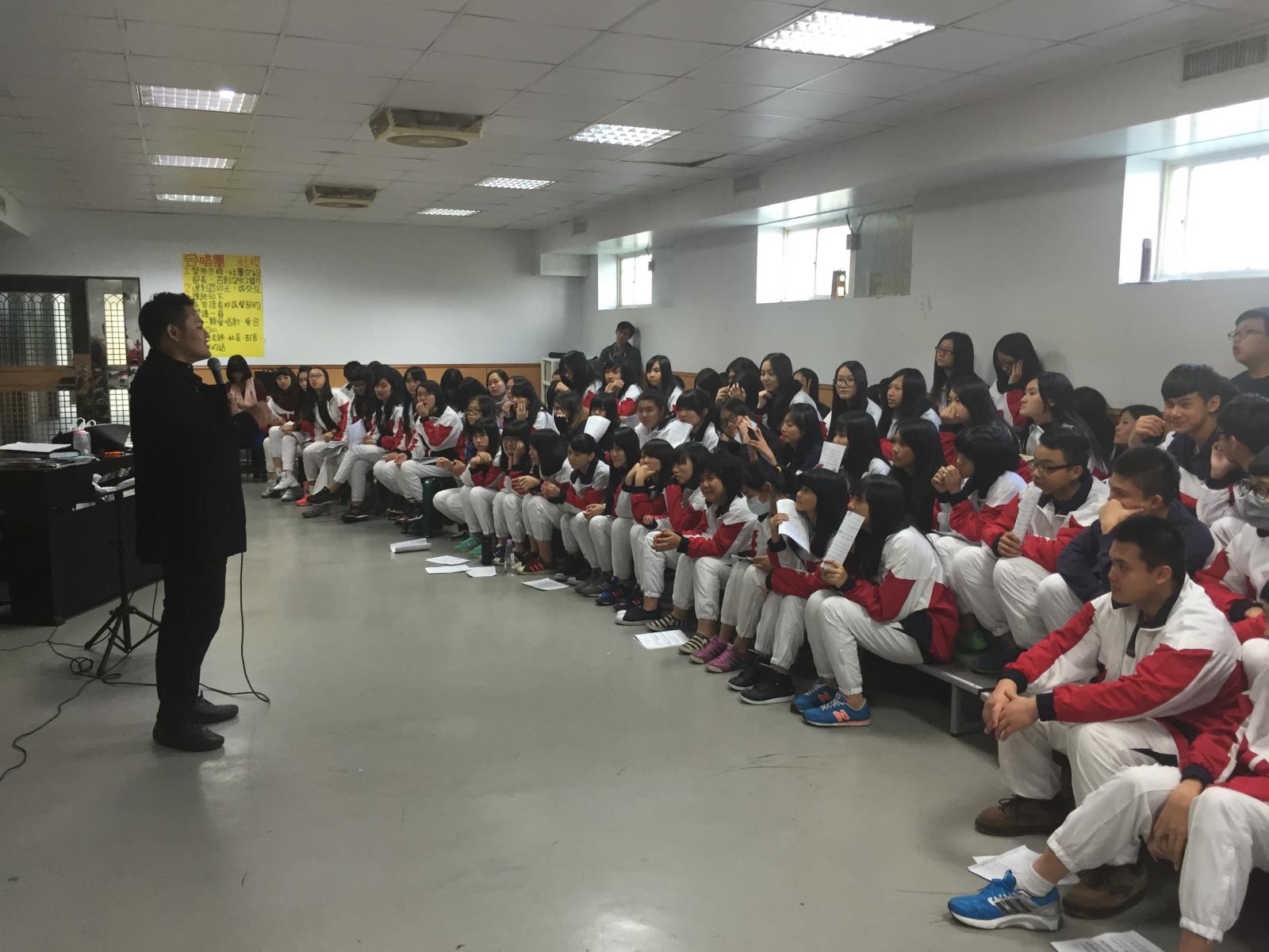 邀請問樂團潘絃融老師蒞校指導阿卡貝拉教學,開新視窗